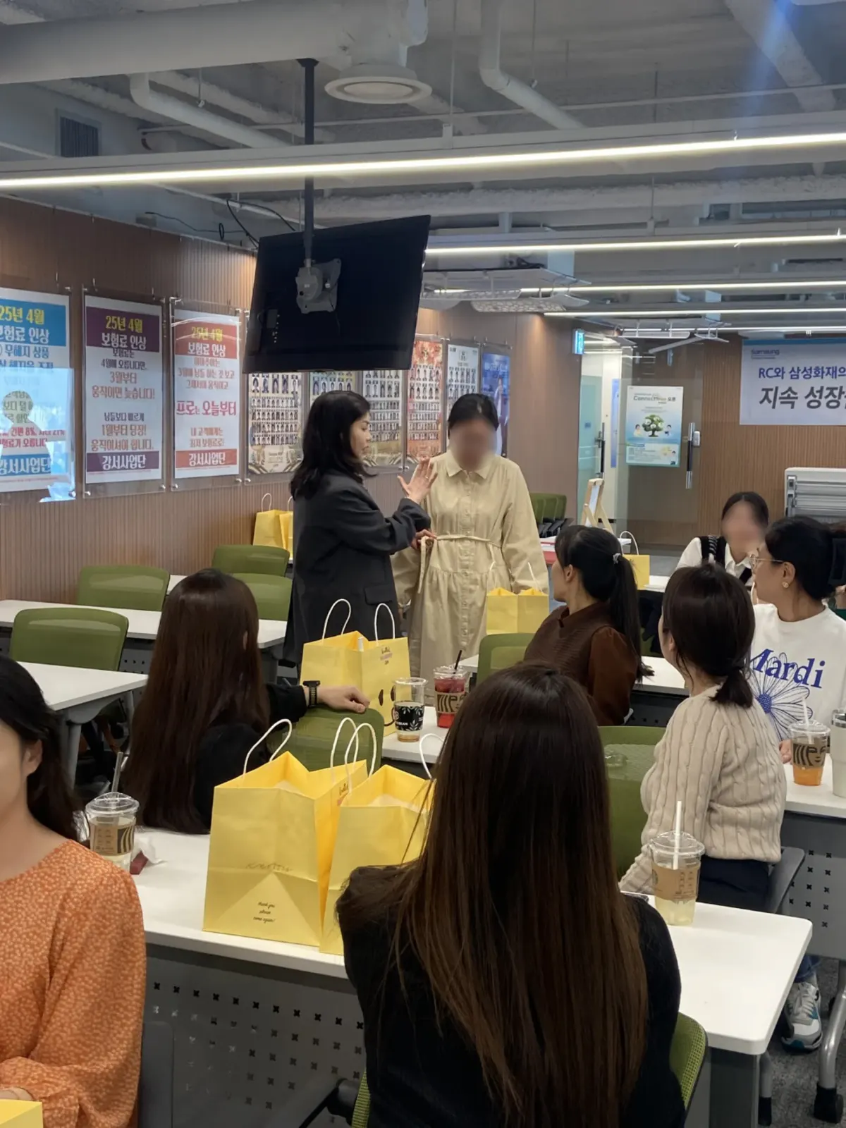 브이엘이미지컨설팅 대표가 고객에게 컬러 원단을 대보며 진단을 진행하는 모습