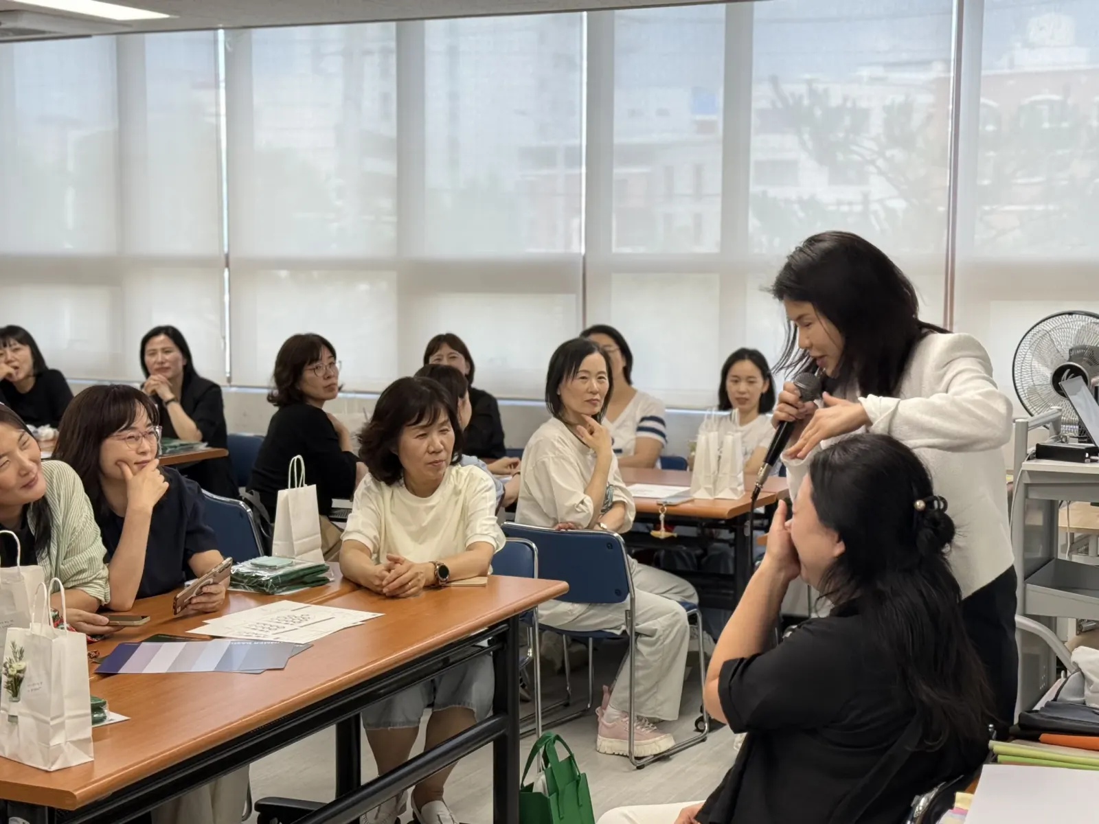 컬러 원단을 어깨에 두르고 진단을 진행하는 모습, 동석자는 초상권 보호를 위해 얼굴을 흐리게 처리함