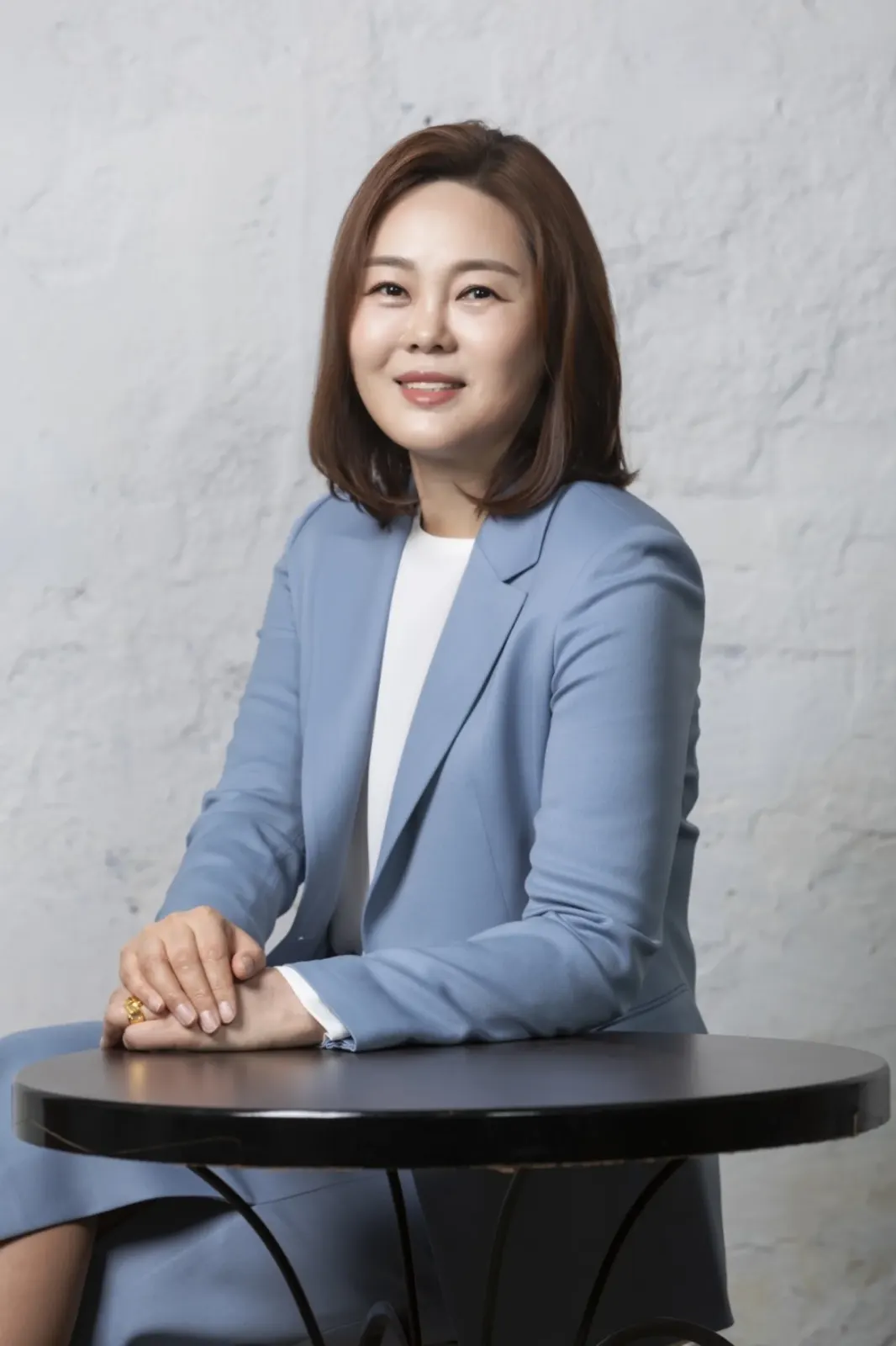 브이엘이미지컨설팅 대표 박주해가 컬러 원단이 걸린 행거 앞에서 포즈를 취한 모습