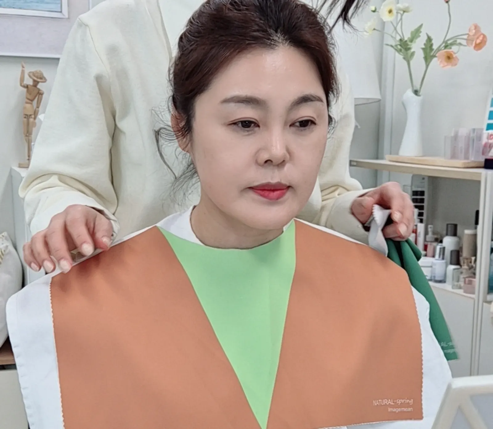 인천 송도 퍼스널컬러 진단에서 오렌지·그린 컬러 원단을 고객의 얼굴 옆에 대보며 비교하는 모습